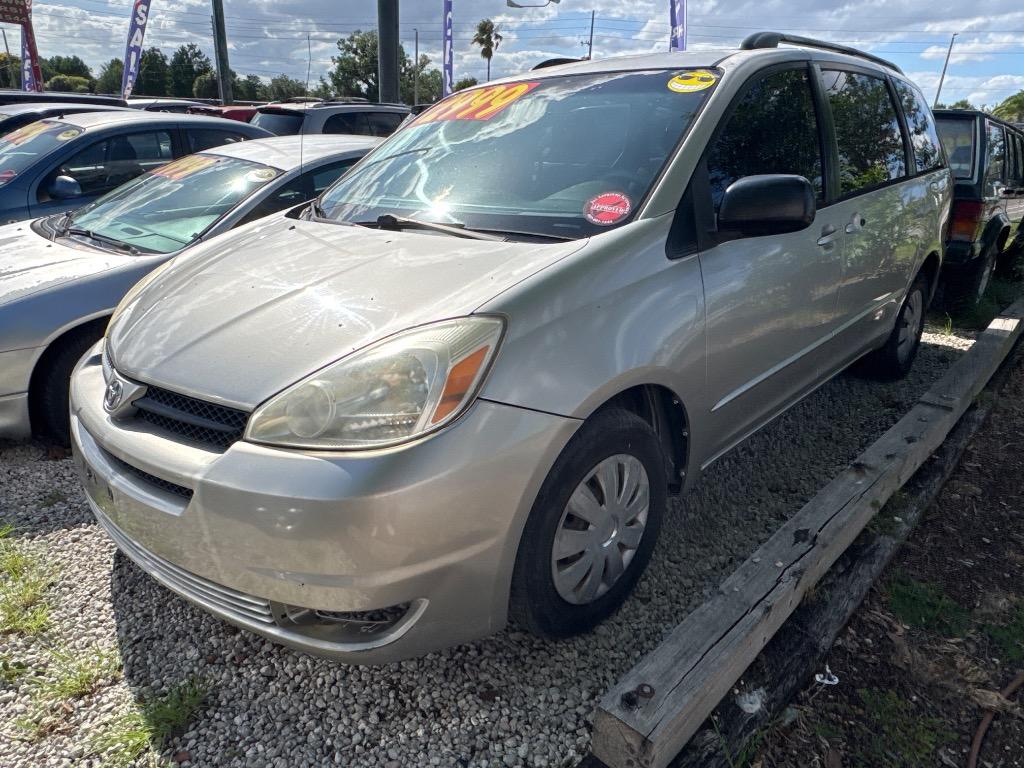 2004 Toyota Sienna LE 7-Passenger's photo