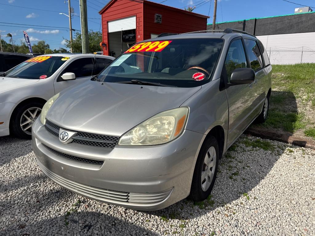 2004 Toyota Sienna CE 7-Passenger's photo